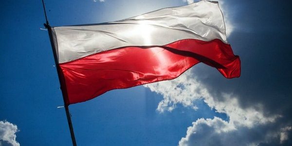 flaga Polski niebieskie niebo
